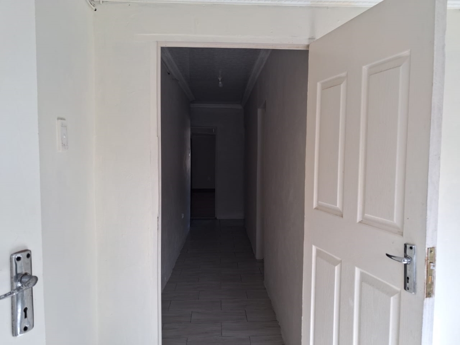 To Let 5 Bedroom Property for Rent in Cambridge Eastern Cape